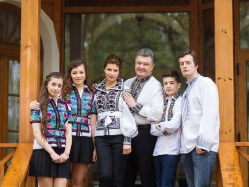 «А внучата такие маленькие и милые!» В Сети появилось редкое фото семьи Порошенко. Все в сборе!