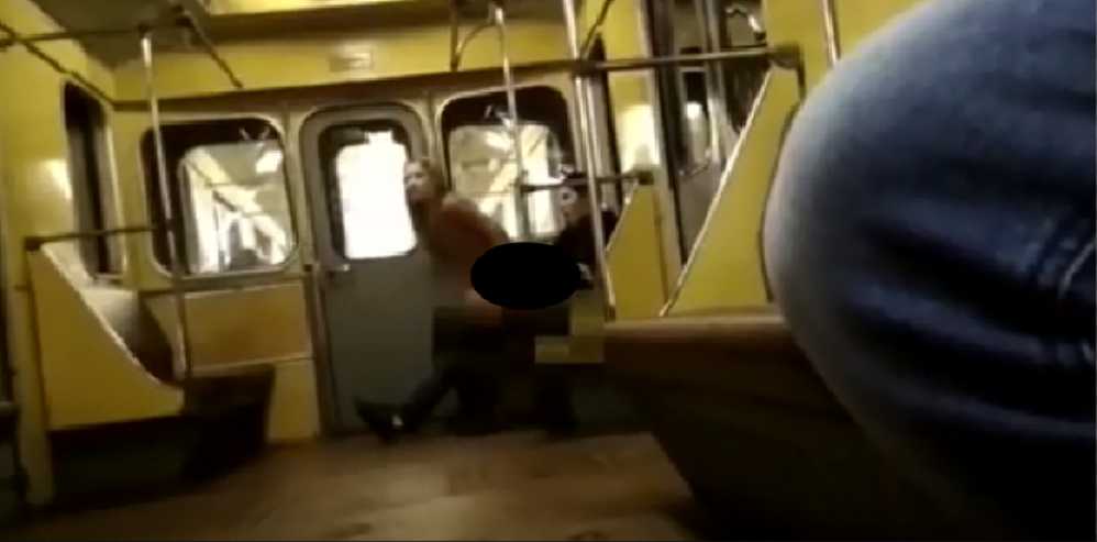 Изменили несколько поз пока … Пара занялась любовью прямо в вагоне метро при пассажирах (Видео + 18)