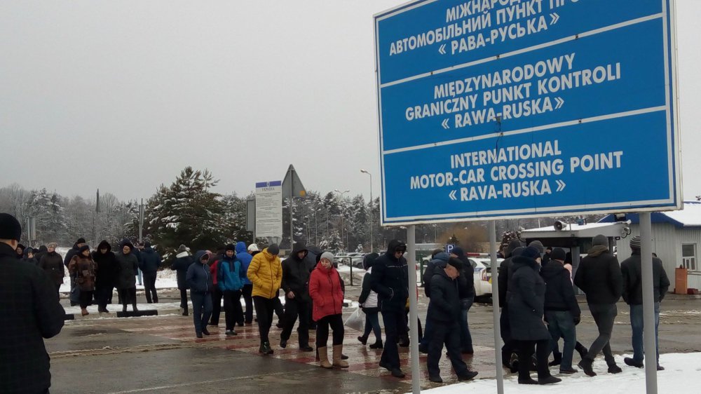 Украинцы возмущены новым законопроектом о таможне: Протестующие заблокировали границу с Польшей
