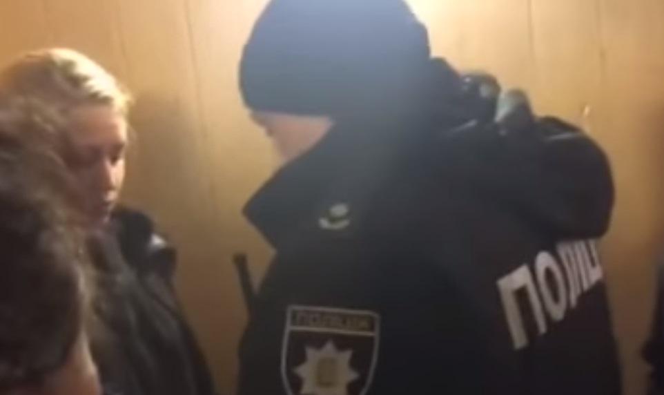 «Заставили раздеться и …»: Женщины пожаловались в прокуратуру на унижающие действия киевских полицейских