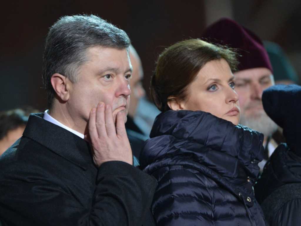 «Нагнула украинцев раком»: В Ужгороде ради приезда жены Порошенко вручную моют мост и …