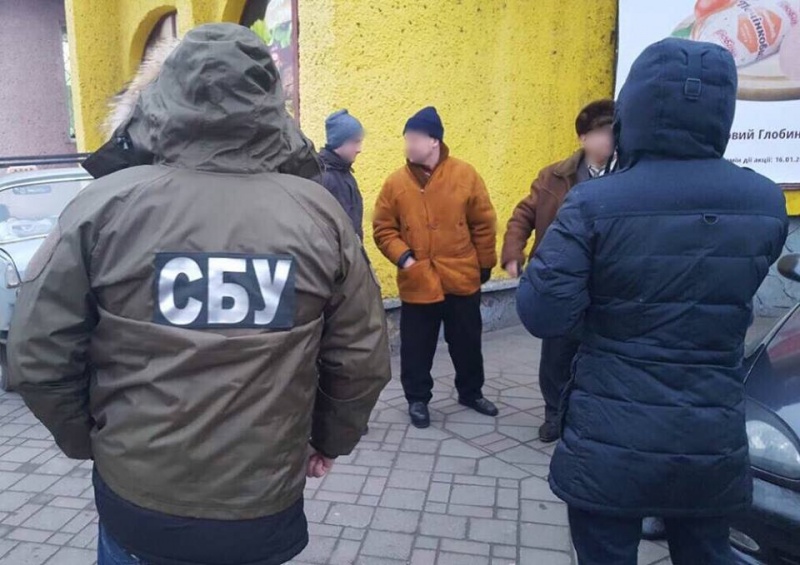 Поймали с поличным: главного инспектора областного управления Черновицкой области разоблачили на взятку