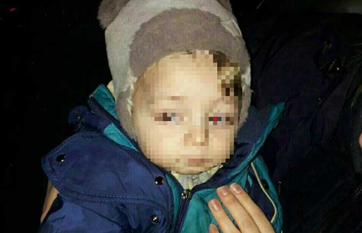 «В легкой одежде и в мокрых сапогах на морозе»: Полицейские спасли мальчика, мама которого загуляла 14 февраля