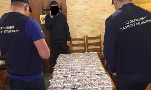 «За взятку — строительство»: Во Львове поймали преступников при получении $ 25 000 от застройщика