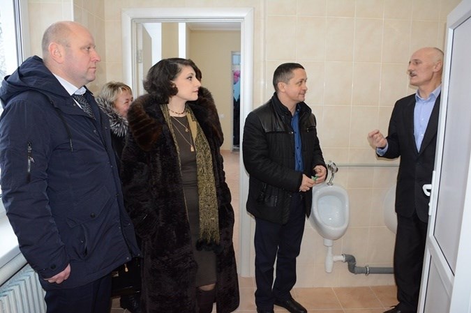 «Всем районным начальством»: Как в Винницкой области чиновники торжественно открыли туалет в школе