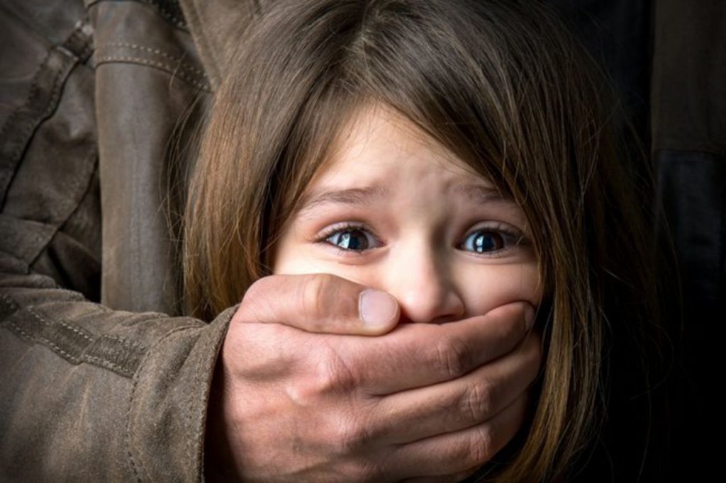 «Расскажешь — заберут в детдом»: Мужчина три года насиловал свою 10-ти летнюю падчерицу