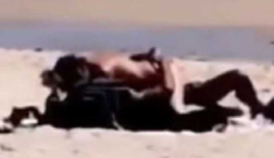 «На песке лежали обнаженные парень и девушка …»: Парень уснул прямо во время занятия любовью (ВИДЕО 18+)