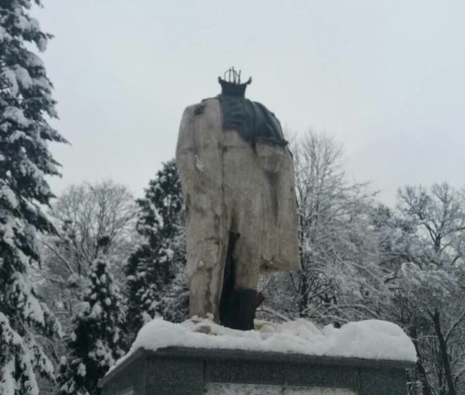 На Львовщине неизвестные «обезглавили» памятник Шевченко