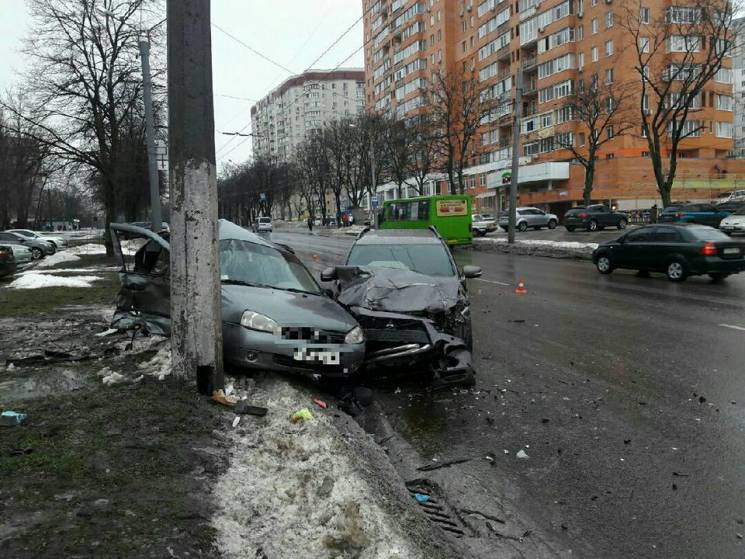 Ужасное ДТП: В Харькове столкнулись два авто, есть пострадавшие