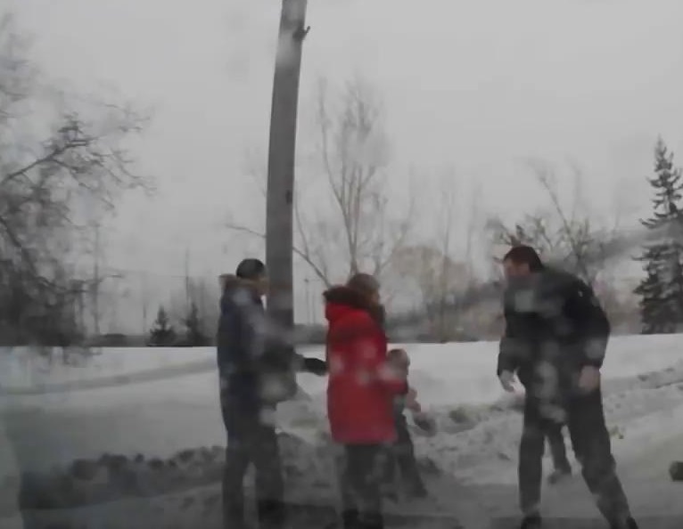 «С*ка, я тебе сейчас голову сломаю»: В Киеве мужчина жестоко избил жену и хотел запихнуть ее в мусорный бак