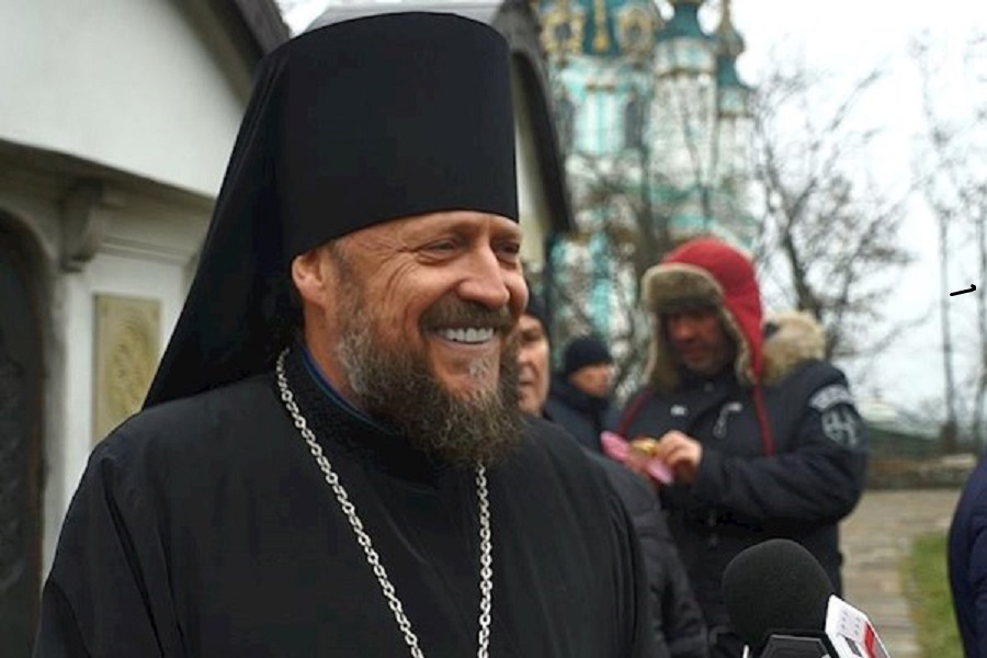 «Зависть — страшный грех»: Настоятель часовни возле Десятинной церкви «намолил» на дорогой Porsche и две квартиры в Киеве