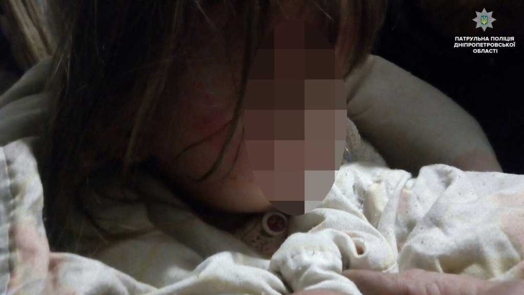 «Мама душит мою маленькую сестренку …» В Днепре ребенок вызвала патрульных, чтобы спастись от пьяной матери
