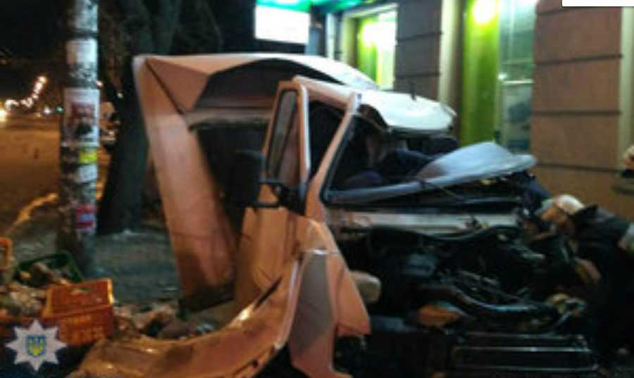 Mercedes зажало между деревом и банком: Смертельное ДТП в Ровно, загирув молодой парень