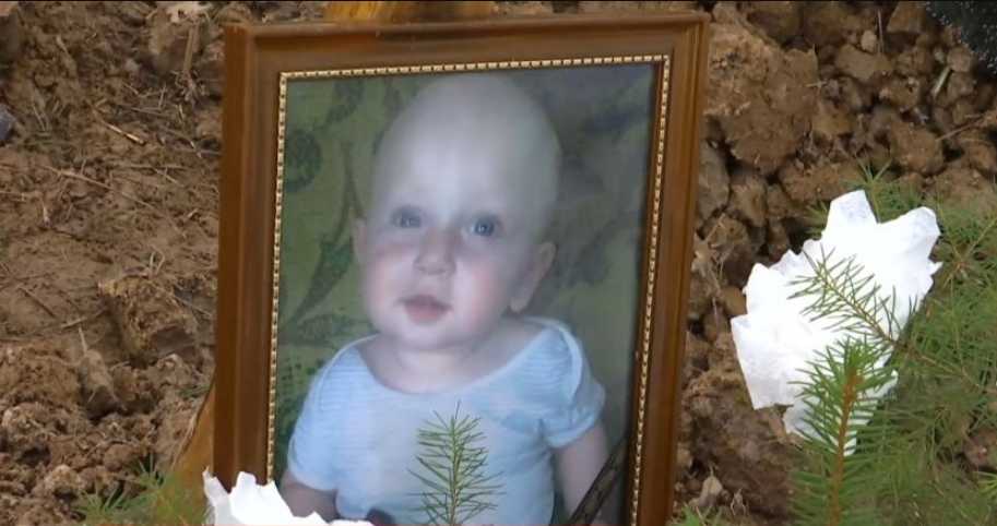 Пьяный отец спал возле мертвого ребенка: украинцев ошеломила смерть годовалого мальчика