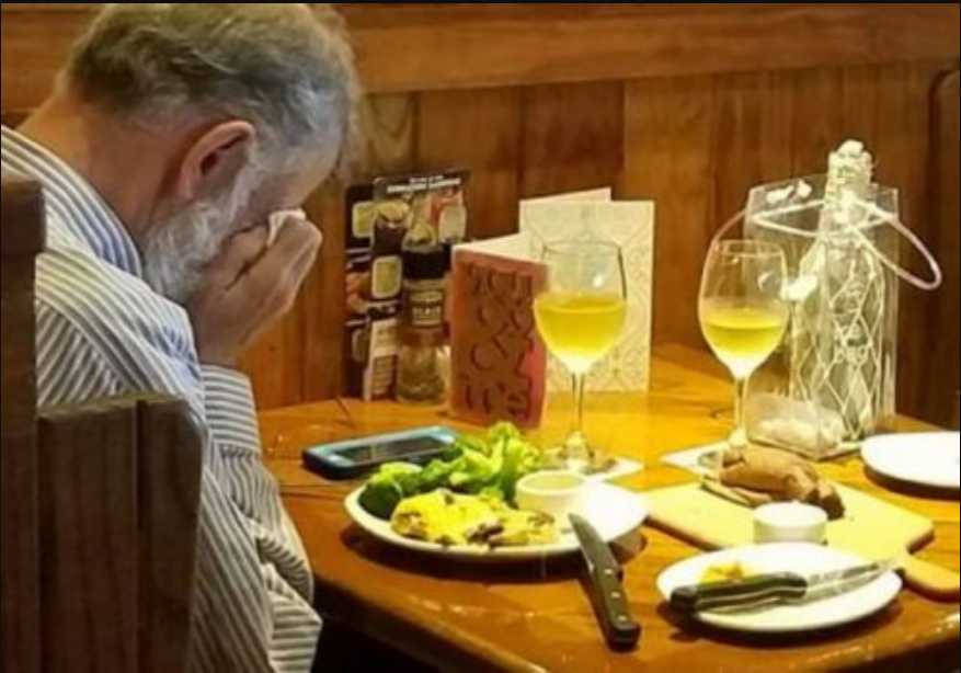 В День всех влюбленных: Мужчина ужинал перед похоронной урной умершей жены