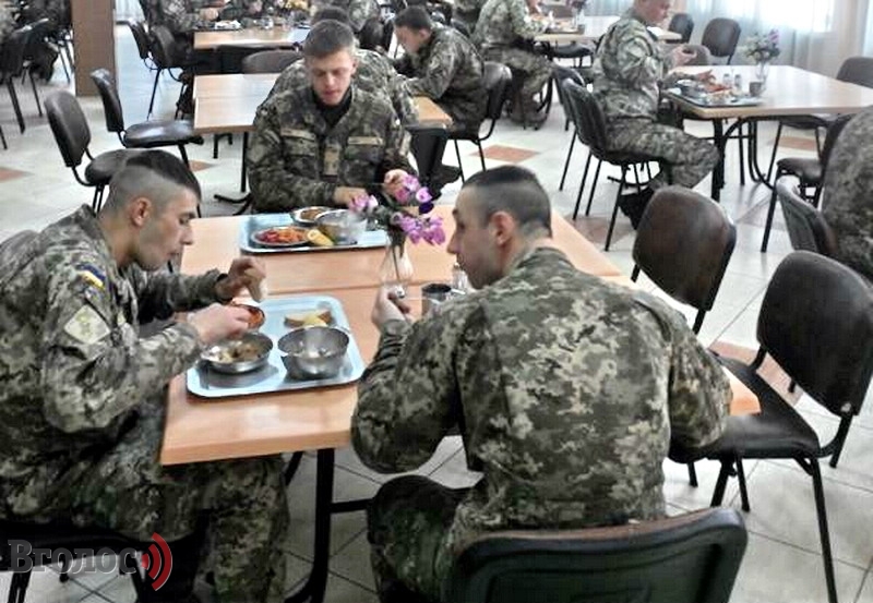 «Что это за гадость?!»: Вокруг обедов военных разворачивается настоящий скандал