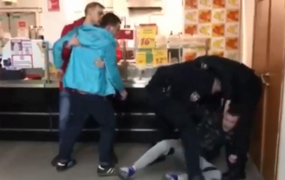 «Бегали по магазину, крушили витрины…»: В столичном супермаркете произошла драка с участием правоохранителей, охраны и подростков