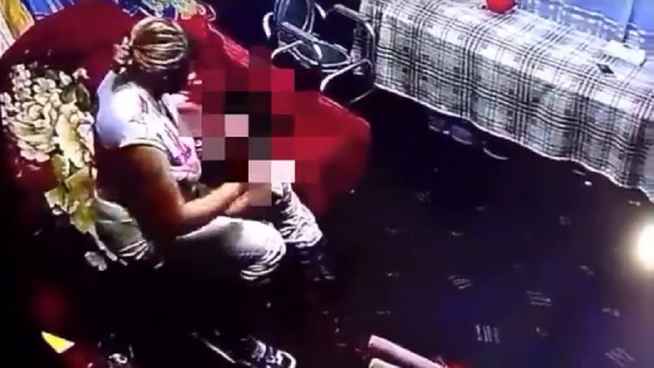 Няня избивала маленькую девочку с ДЦП: Страшные кадры облетели социальные сети (Видео)