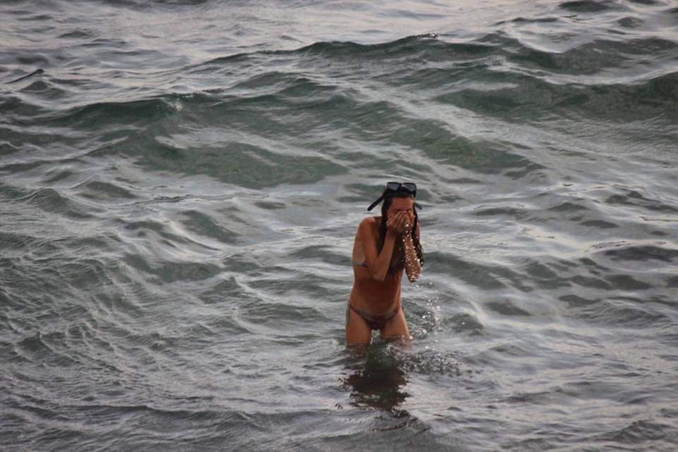 «Это просто невероятно»: Женщина родила ребенка прямо в море