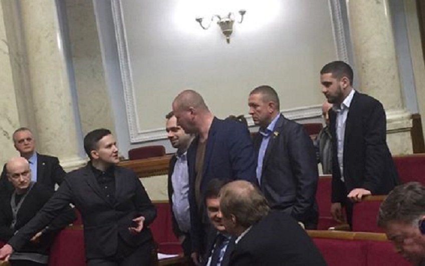 «Шизофрения зашкаливает!»: Савченко появилась в украинском парламенте с гранатой и пистолетом