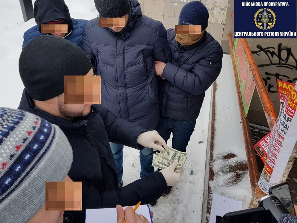 Прямо в аэропорту «Борисполь»: Чиновники киевской таможни погорели на взятке