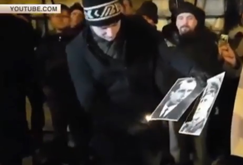 Депутату, который сжигал портреты Шухевича и Бандеры требуют запретить въезд в Украину