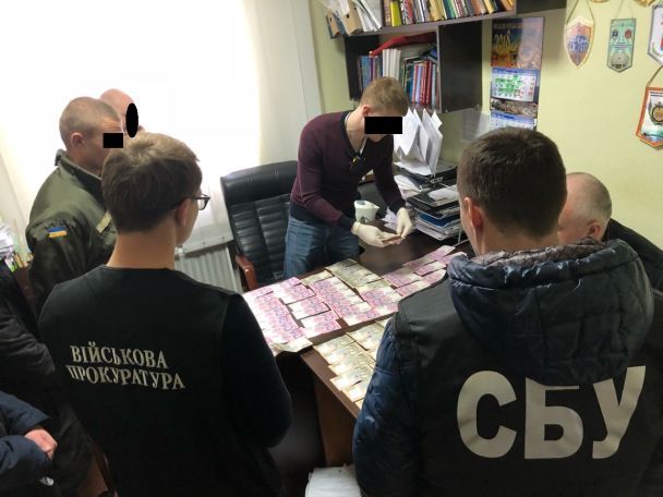 «Принес 60 тысяч гривен и…» Директор «Укроборонпрома» пытался дать взятку военному прокурору