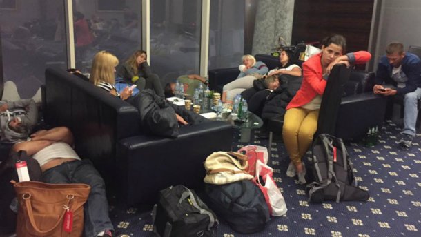 Что же там происходит? Сотни украинцев застряли в аэропорту