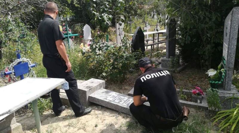 «В течение трех дней мужчины приходили на кладбище и …»: Полтавчанам вынесли приговор за надругательство над могилой ребенка