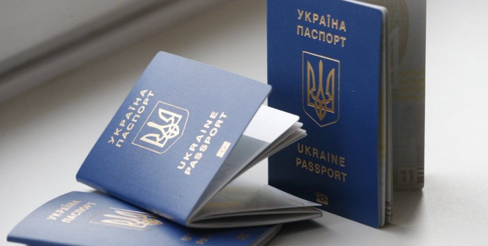 «Очередь в полмиллиона»: Украинцы не могут получить свои загранпаспорта. Что делать тем, кому своевременно не выдали документ