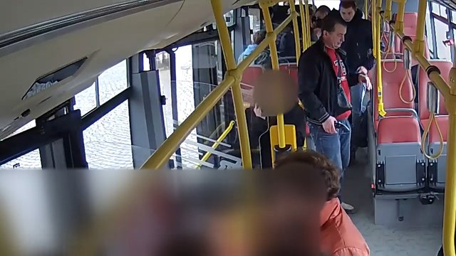 «При себе был пистолет»: В Праге украинцы в автобусе избили чеха