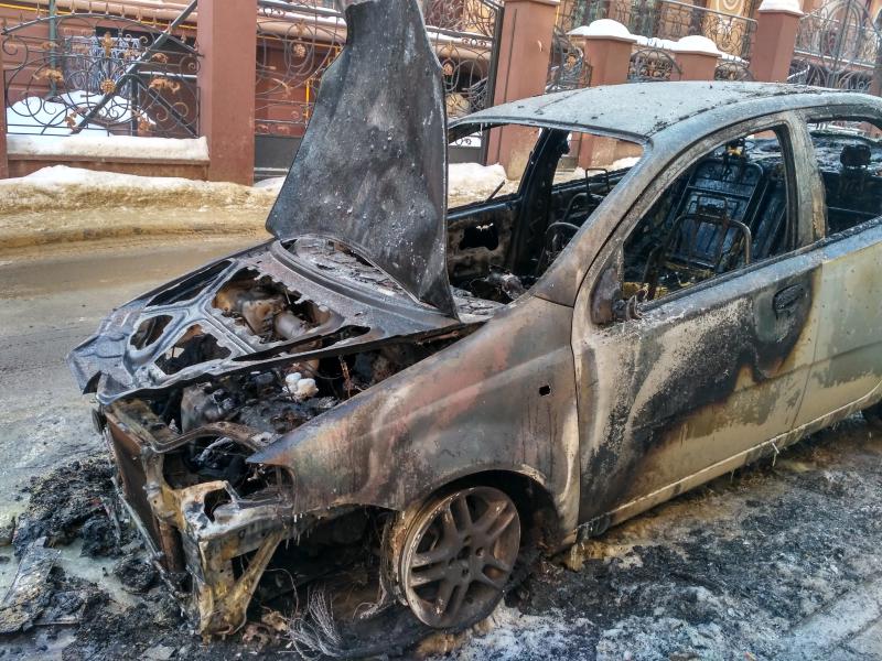 Сгорела машина известного чиновника, огонь полностью уничтожил …