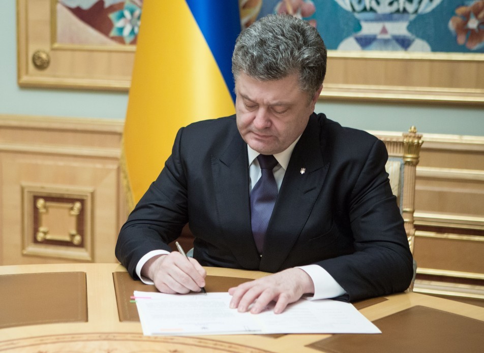 «Банки с 1 апреля 2018…»: Порошенко подписал новый важный закон, что ждет тех, у кого есть задолженность