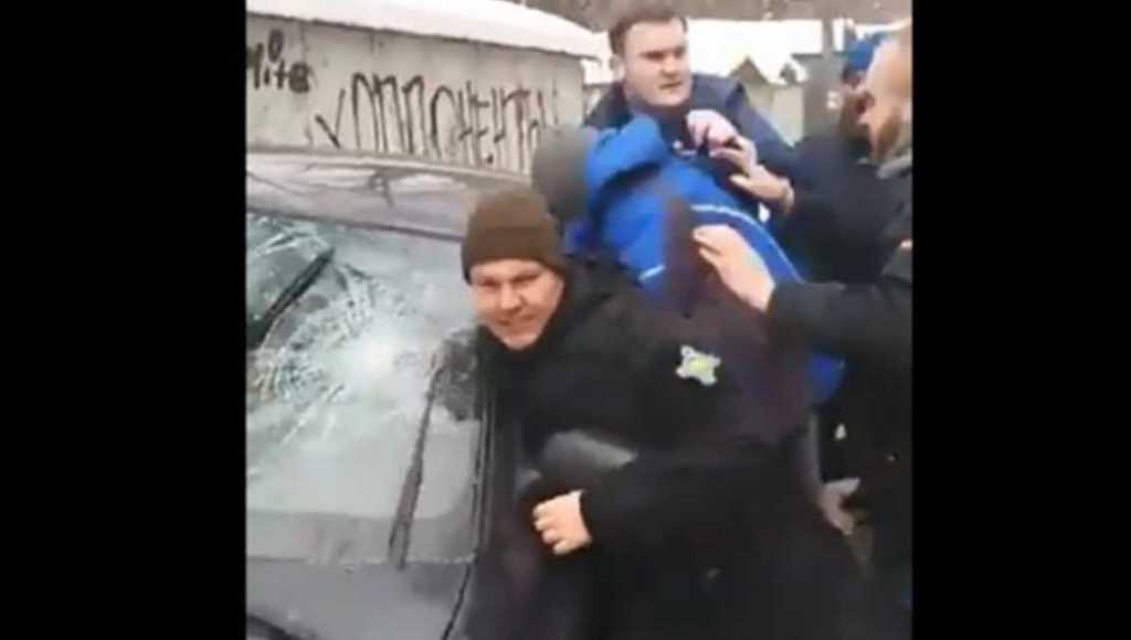 «Разбили авто и едва не убили людей»: Активисты набросились на обидчиков депутата