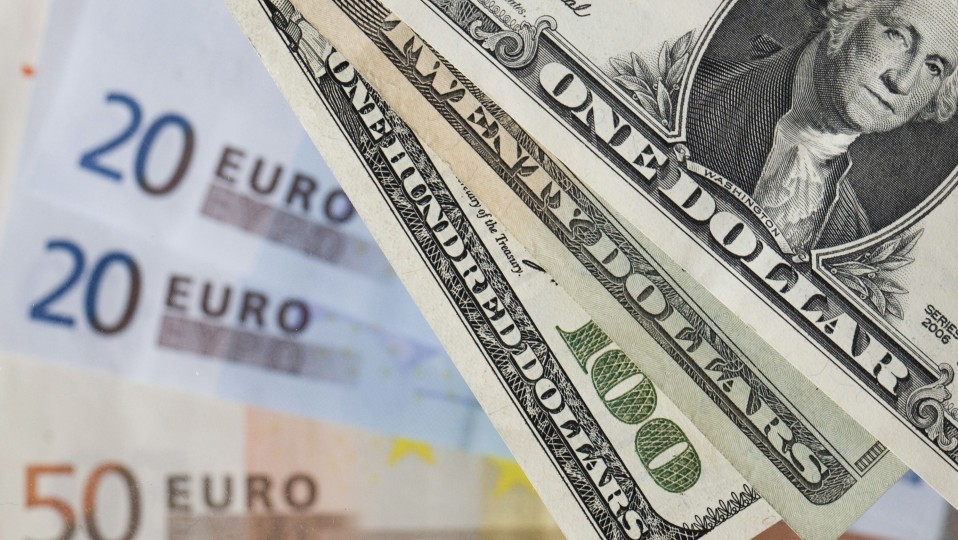 Положение становится все хуже: Доллар и евро продолжают резко дорожать