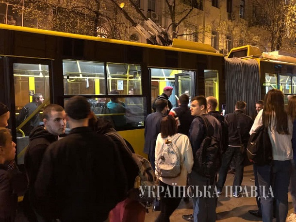 Кровавые разборки в киевском троллейбусе: Фото и подробности