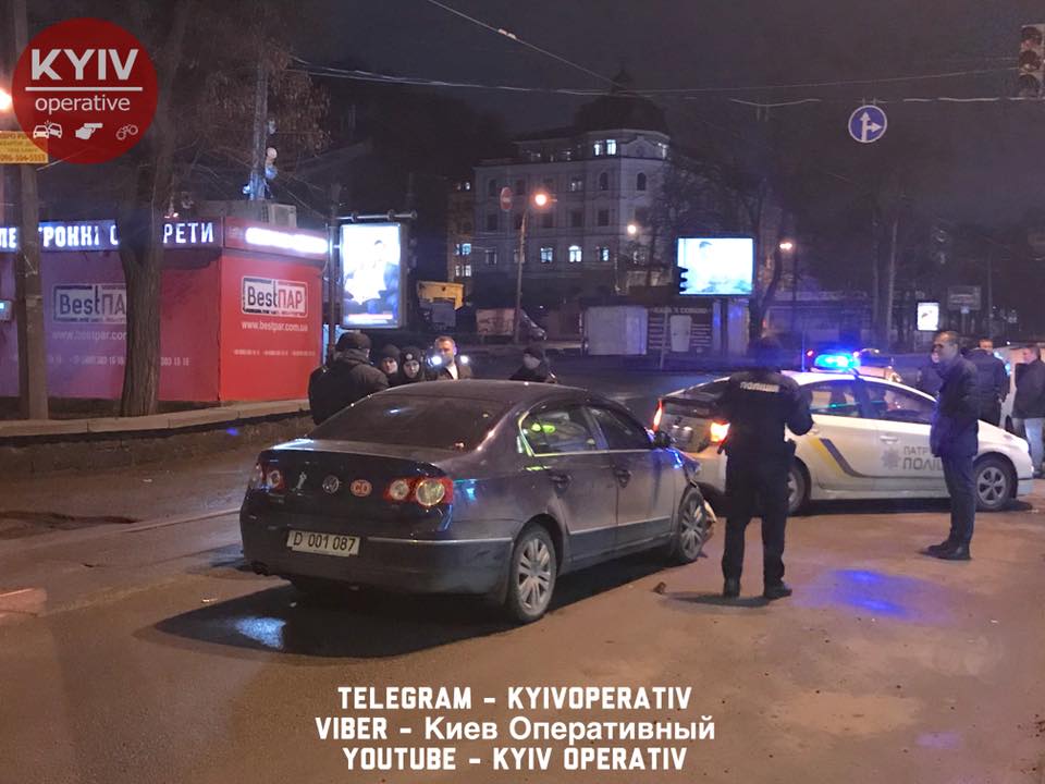 Автомобиль российских дипломатов попал в ДТП в Киеве, после чего пьяный водитель начал …