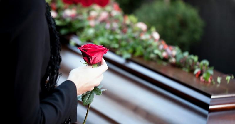 «Не умирайте в воскресенье …» Известная украинская писательница рассказала с какими трудностями столкнулась при оформлении справки для захоронения матери