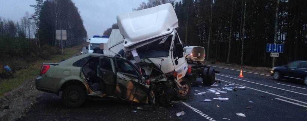 Авто на скорости влетело в грузовик: 9 человек погибли, 7 борются за жизнь
