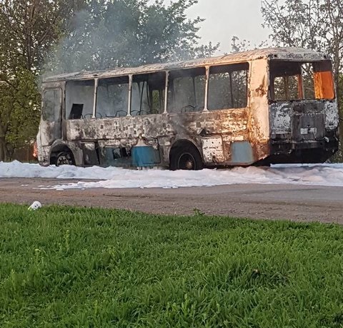 Пламя полностью уничтожило автомобиль: Под Кривым Рогом на ходу загорелся автобус