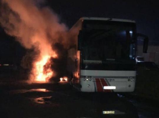 «Обклеили красно-черными листовками и …»: Во Львове неизвестные подожгли польский туристический автобус