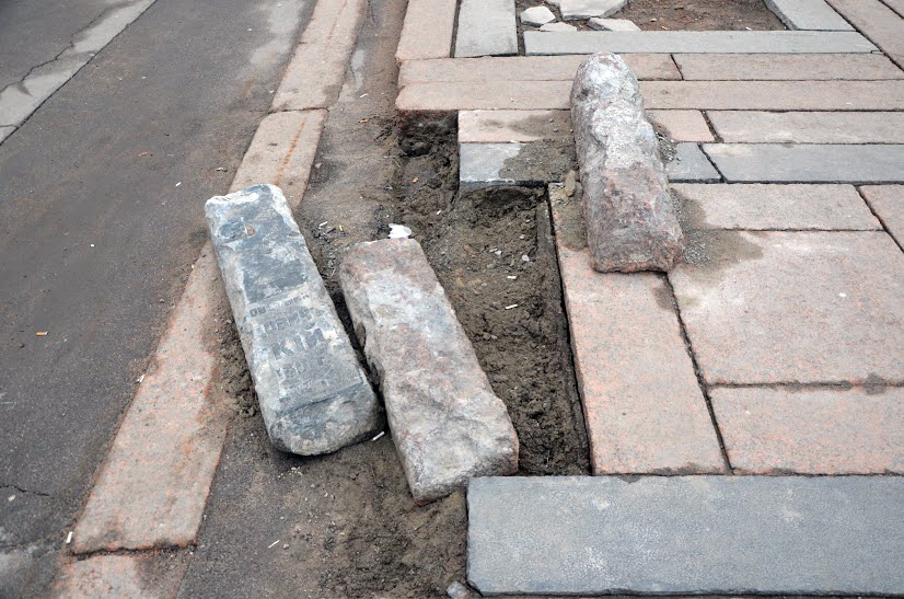 «Бордюр сделанный из могильных плит…»: Украинцев возмутил жестокий цинизм власти