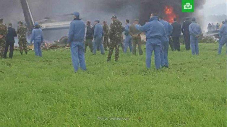 Вблизи аэропорта разбился военный самолет: СМИ сообщают о 200 погибших