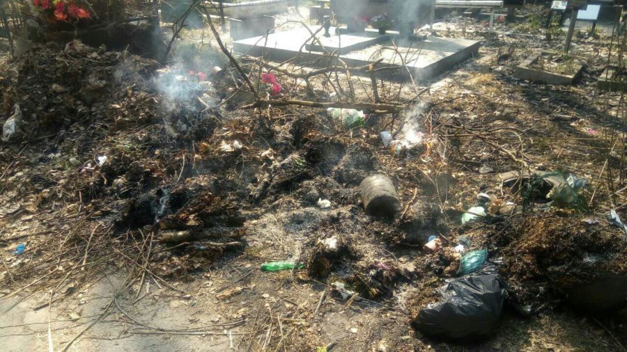 Могилы засыпали мусором и подожгли: Украинцев разгневали фотографии произвола на столичном кладбище