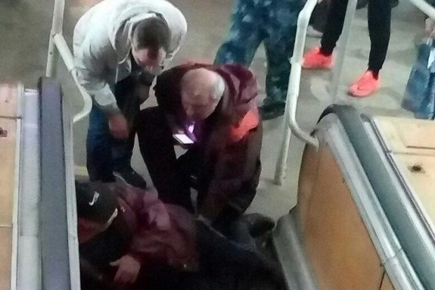 Поездка в метро едва не стала трагедией: Эскалатор «зажевал» ногу мужчины