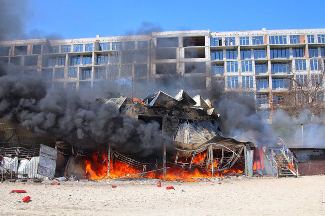 Одесса в дыму: На одном из пляжей вспыхнул ресторан