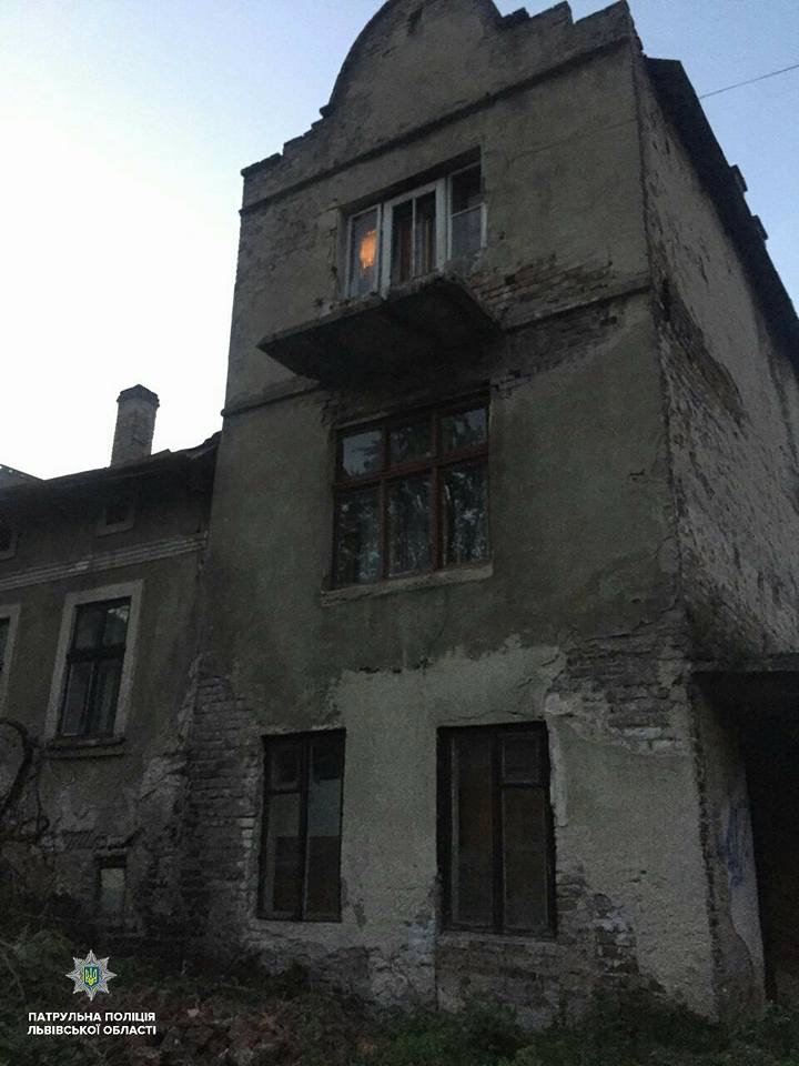 «В квартире ужасная антисанитария, а ребенок один на окне»: Во Львове патрульные спасали 5-летнего ребенка
