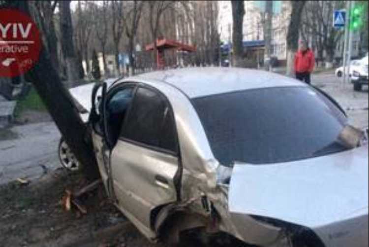 «Мальчишки ехали с кутежа»: В Киеве пьяные юноши на скорости врезались в остановку, а после …