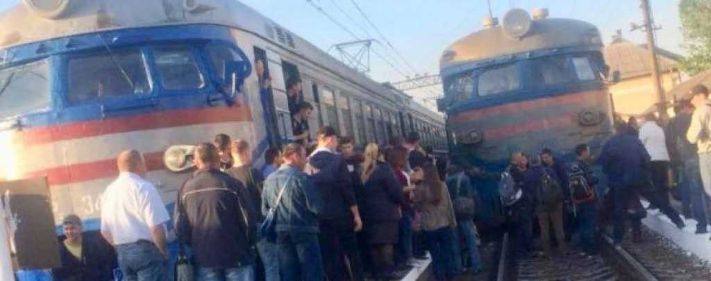 Во Львове 200 разъяренных пассажиров заблокировали движение электричек: узнайте о требованиях
