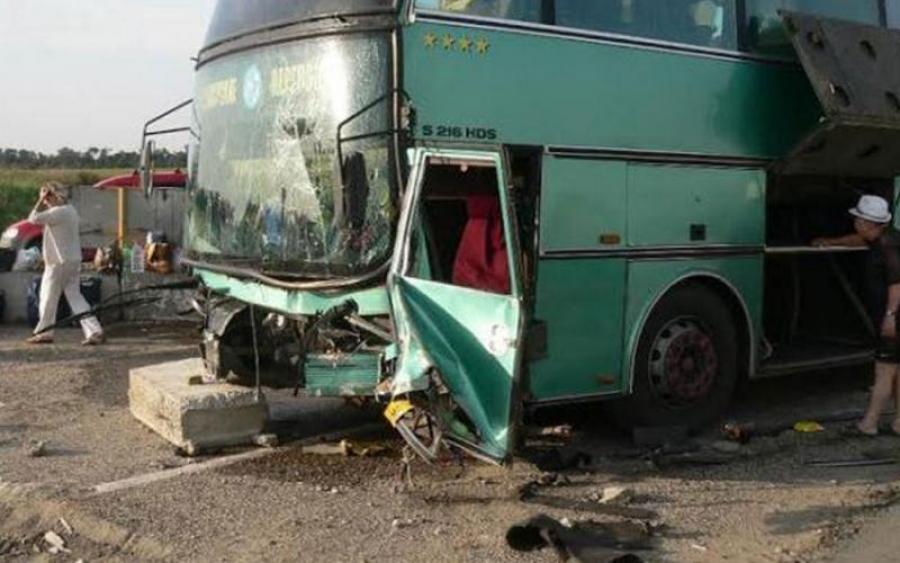 Переполненный туристический автобус попал в жуткую ДТП. Есть погибшие
